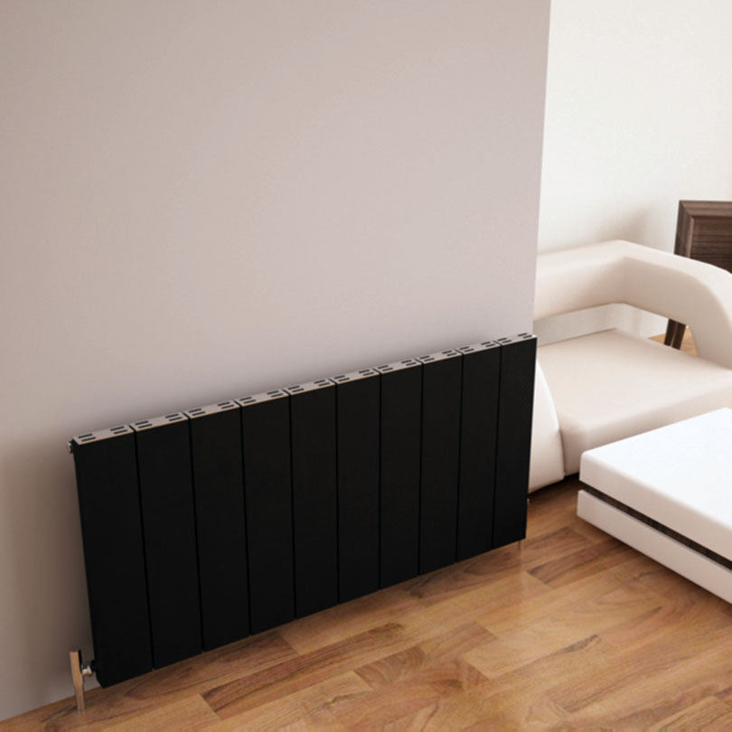 Carisa Elvino Horizontaler Aluminium-Heizkörper, modernes Design, Schwarz