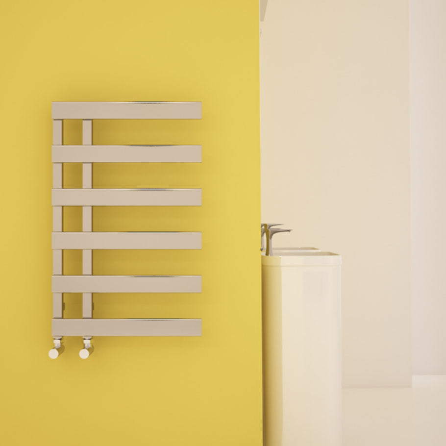 Carisa Floris Handtuchwärmer aus Stahl, modernes Chrom-Design